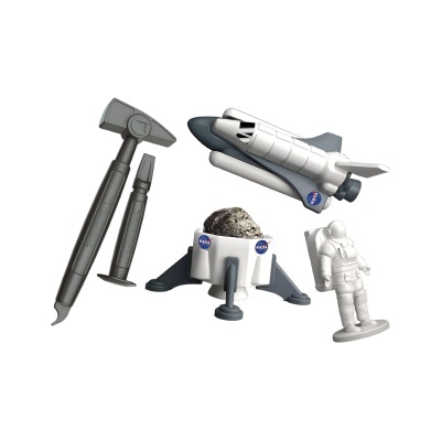 Brinquedos espaciais plásticos incluindo martelo, cinzel, nave, veículo de pouso com adesivos NASA e figura de astronauta