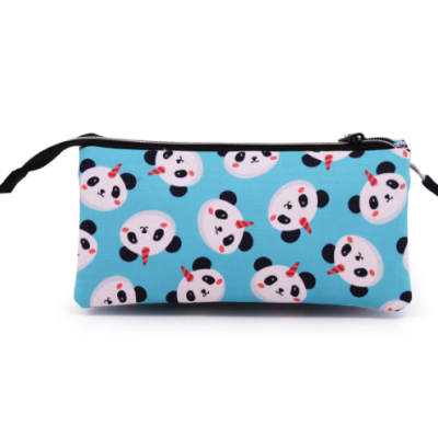 Estojo azul claro com padrão de pandas e fecho preto