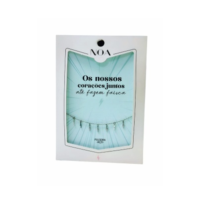 Pulseira prateada embalada em cartão branco e azul claro com texto em português