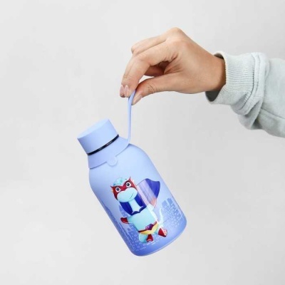 Garrafa infantil azul com estampa de raposa segurada por mão