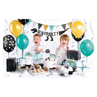 Festa infantil com decoração de dinossauros, balões coloridos e doces