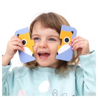 Criança com puzzle de raposa
