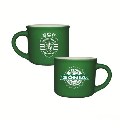 Duas chávenas verdes com logos e texto brancos do Sporting Portugal