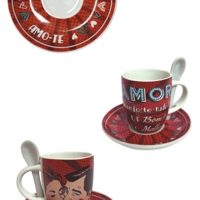 Conjunto de chávenas com pires e colher, design romântico vermelho e branco com texto e ilustração de casal.