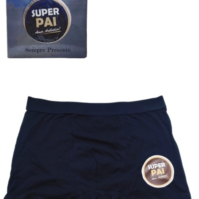 Cuecas boxer azul escuro com texto SUPER PAI e embalagem correspondente