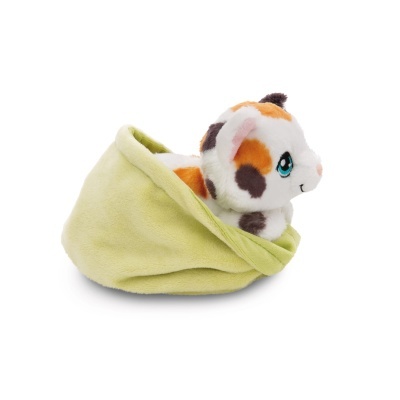 Brinquedo de peluche de gato com manchas dentro de saco verde claro