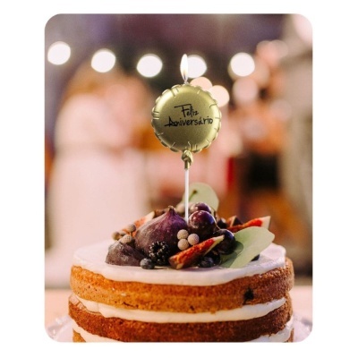 Bolo de aniversário com frutas e vela dourada Feliz Aniversario