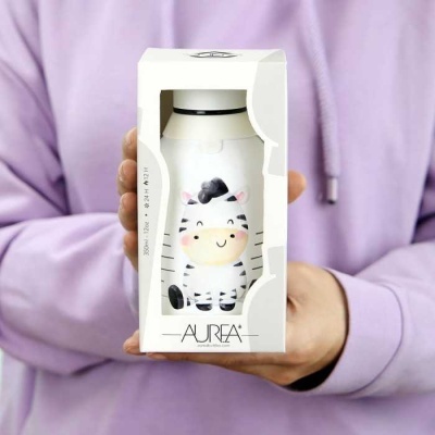 Garrafa infantil branca com desenho de zebra dentro de caixa branca marcada como AUREA