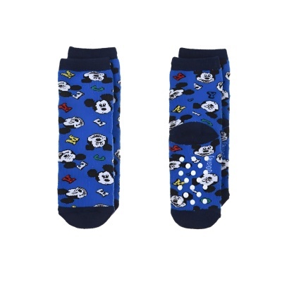 Duas meias azuis com desenhos de personagens de desenhos animados e pontos antiderrapantes