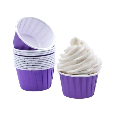 Forminhas de papel roxas para cupcake com cupcake de cobertura branca