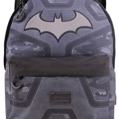 Mochila azul escura com símbolo do Batman e padrão camuflado em tons de azul e cinzento