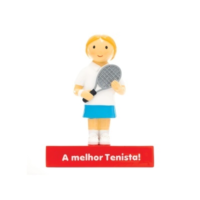 Figura decorativa de jogadora de ténis com base vermelha com texto