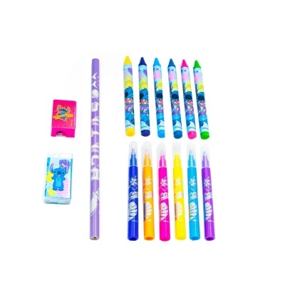 Conjunto de material de desenho infantil com marcadores, pastéis de cera, lápis, borrachas e afia