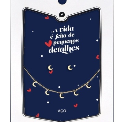 Conjunto de colar e brincos em aço com design de luas em embalagem azul escura