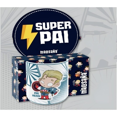 Caneca branca decorada com super-herói e caixa azul com personagens e texto SUPER PAI