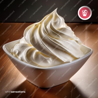 Creme branco cremoso numa taça quadrada branca sobre mesa de madeira