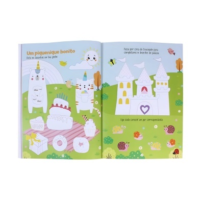 Livro infantil aberto com ilustrações de animais, bolos e castelo com texto em português.