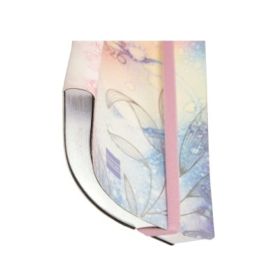 Livro com capa dura decorada em tons pastel com padrão floral e fecho elástico rosa
