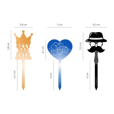Três marcadores decorativos para bolos com designs de coroa dourada, coração azul e figura masculina com chapéu e bigode