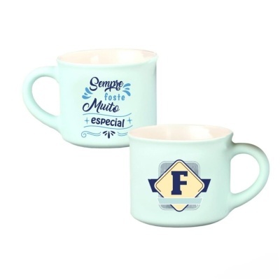 Duas canecas azuis claras com texto e letras impressas em cerâmica.