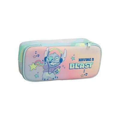 Estojo retangular colorido com personagem e texto HAVING A BLAST