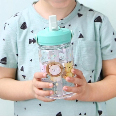 Criança a segurar garrafa de plástico transparente com tampa azul e desenhos de animais