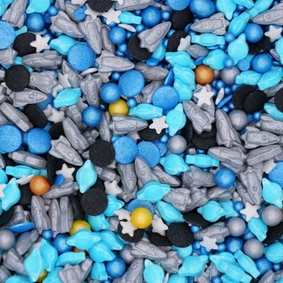 Confeites coloridos com temas espaciais em azul, cinzento, preto, branco, dourado e prateado