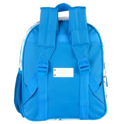 Mochila azul com duas alças acolchoadas e etiqueta branca para identificação