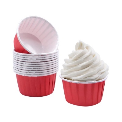 Formas de papel vermelhas para cupcakes com um cupcake de creme branco