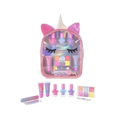 Mochila de maquilhagem de unicórnio rosa transparente com cosméticos dentro e vários produtos de maquilhagem à frente.