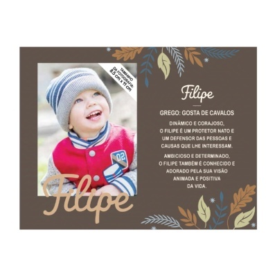 Quadro decorativo com foto de menino, texto sobre Filipe e fundo com folhas decorativas