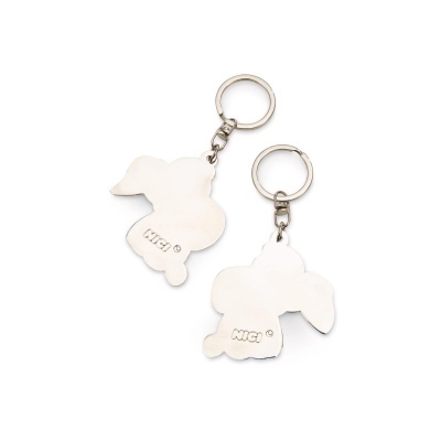 Par de porta-chaves metálicos prateados em forma de coelho vista traseira