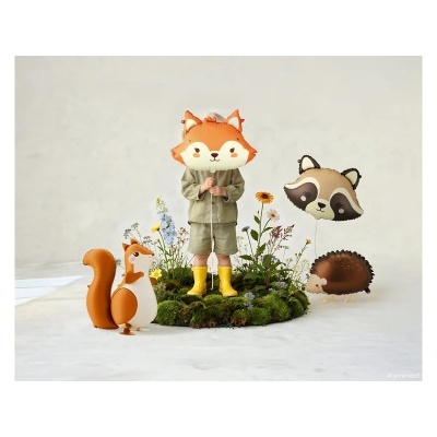 Criança com balão de raposa e balões animais ao redor em ambiente natural