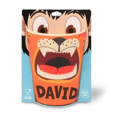 Copo infantil laranja com rosto de leão e nome DAVID, embalagem com olhos