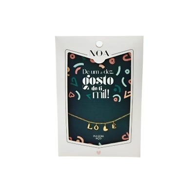 Pulseira metálica dourada com letras LOVE em caixa branca da marca NOA