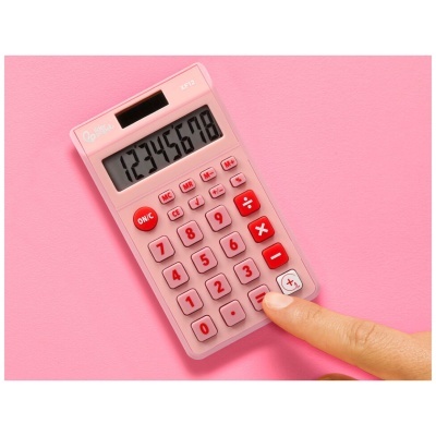 Calculadora rosa com botões vermelhos e visor digital