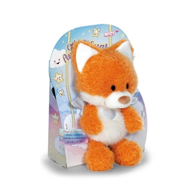 Pelúcia de raposa laranja com coração prateado no peito em embalagem azul com estrelas e nuvens