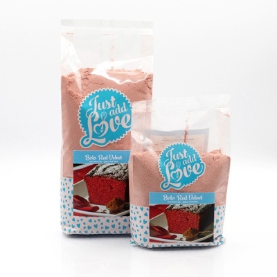 Pacotes de pó para bolo Red Velvet com etiquetas azuis e imagem de bolo