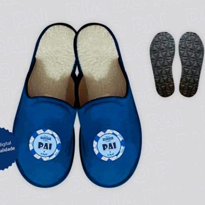 Chinelos azuis para pai com interior macio e solas pretas isoladas