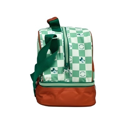 Mochila padrão xadrez verde e branco com imagens de Mickey Mouse e texto, fundo laranja e alças verdes