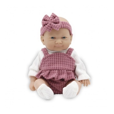 Boneca bebé com roupa rosa texturizada, camisola branca, meias e faixa de cabelo rosa com laço.