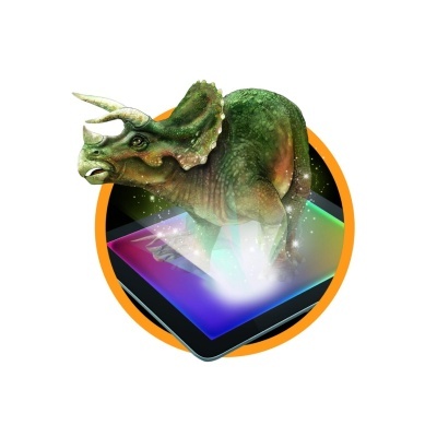 Dinossauro tricerátopo verde a sair da tela de um tablet preto com brilho multicolorido e círculo laranja