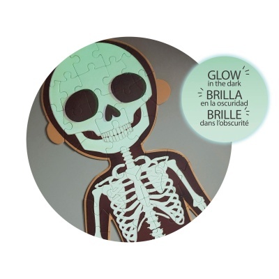 Puzzle fosforescente em forma de esqueleto com texto explicativo à direita