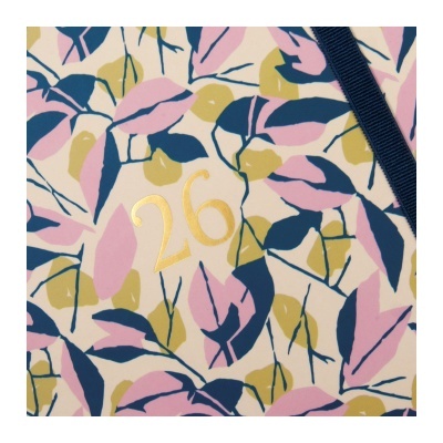 Padrão floral colorido com número dourado 26 e fita azul escura