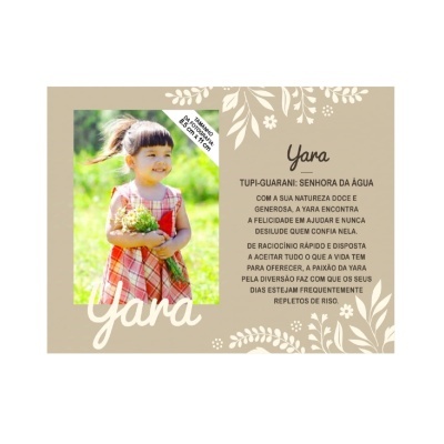 Cartão com foto de menina sorridente de vestido xadrez segurando flores e texto sobre Yara