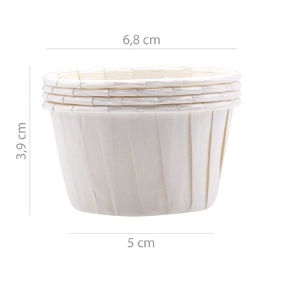 Pequenos recipientes de papel branco empilhados com medidas visíveis.