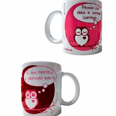 Canecas brancas com ilustrações de corujas e textos românticos em balões de pensamento