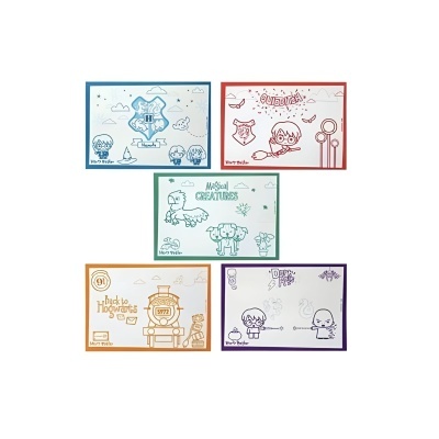 Cinco cadernos coloridos com ilustrações e textos alusivos a Harry Potter