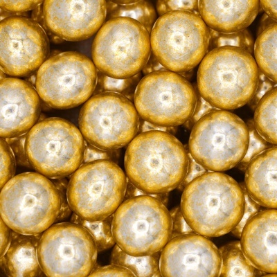 Esferas douradas e prateadas com brilho e textura metálica