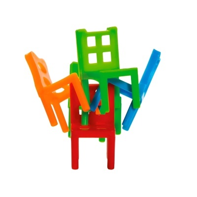 Conjunto de cadeiras plásticas coloridas empilhadas